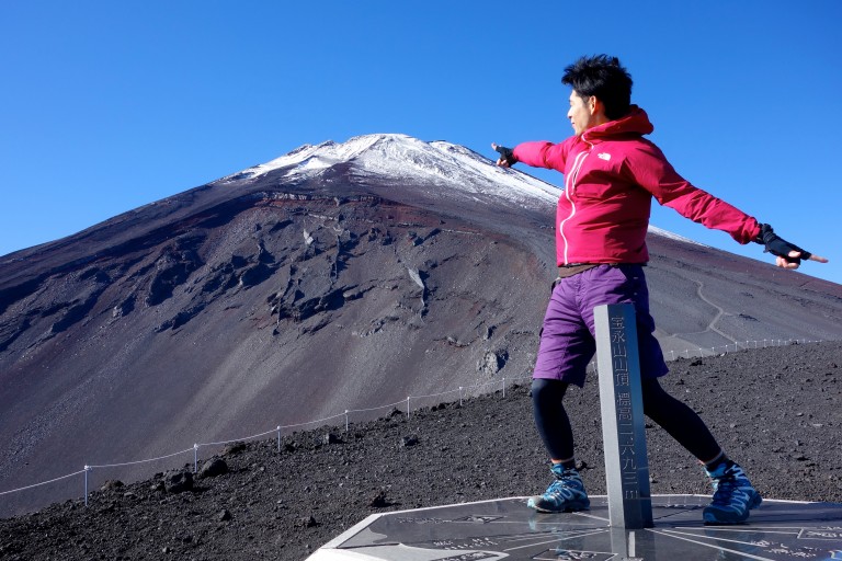 山肌が黄金色に染まる富士山の側火山 宝永山 | #site_title | Trail Travelers海外トレッキング …