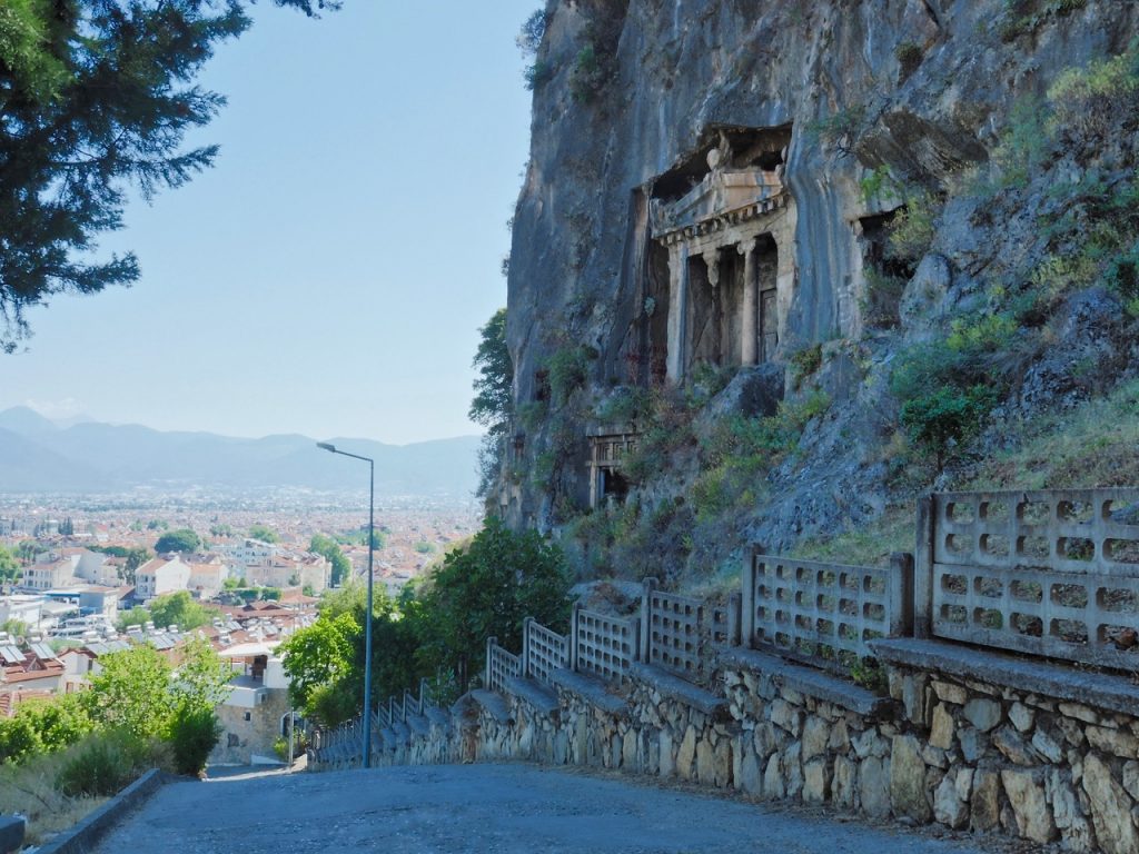 岩にへばりつくようなフェティエの岩窟墓。紀元前4世紀。