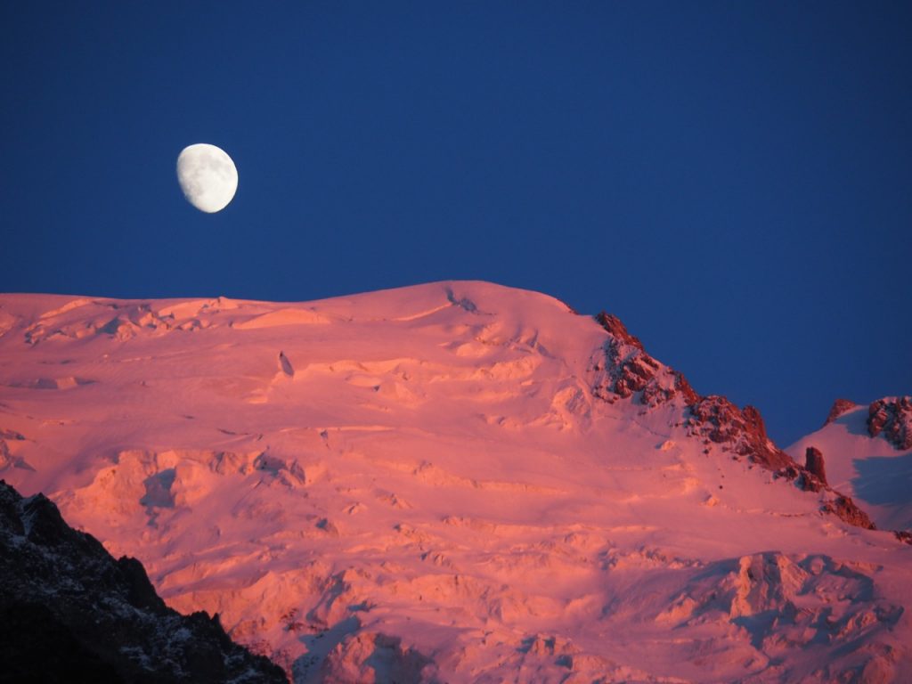 トレッキング前夜、シャモニーのキャンプサイトからは夕陽に染まるモンブランと明るい月が見えた