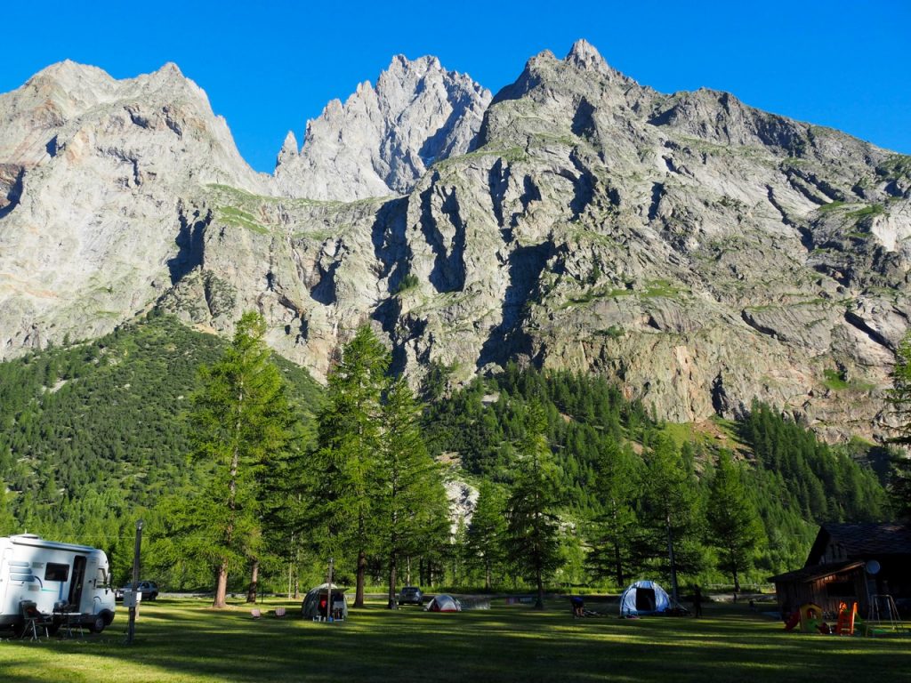 イタリア・ヴェニ谷のキャンプサイトHobo camping Val Veny Cuignon。ここは広々としていて、静かなところでした。