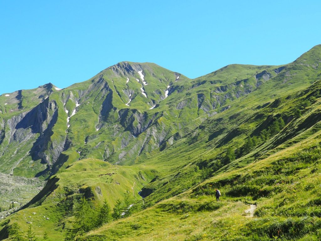 あの山の向こうはスイス。峠越えは右側の山を抜けていくことになる