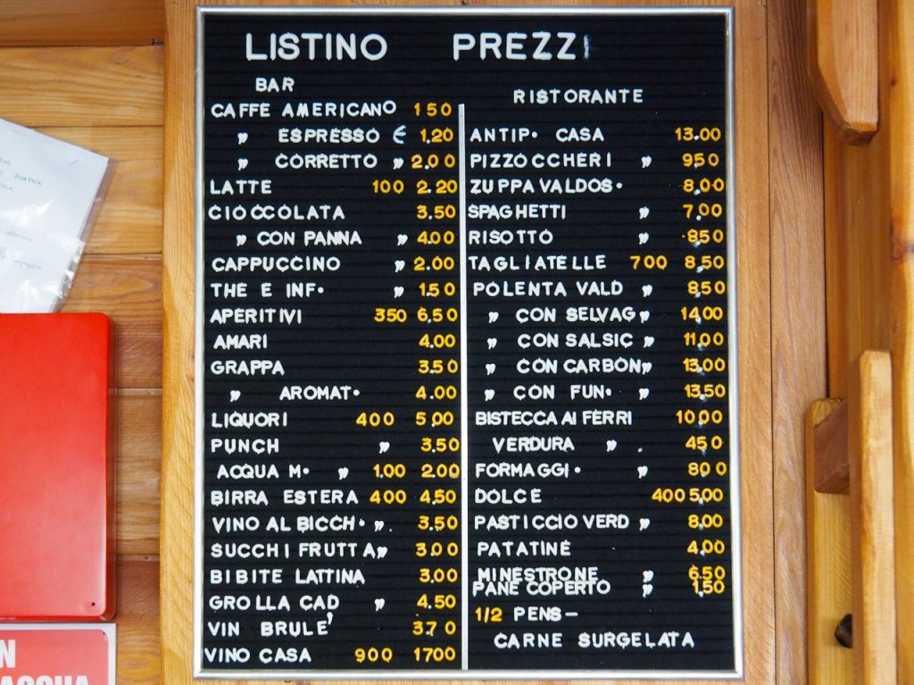 イタリア・フェレ谷にあるエレナ小屋のメニュー表。ここは良心的な値段設定ですね