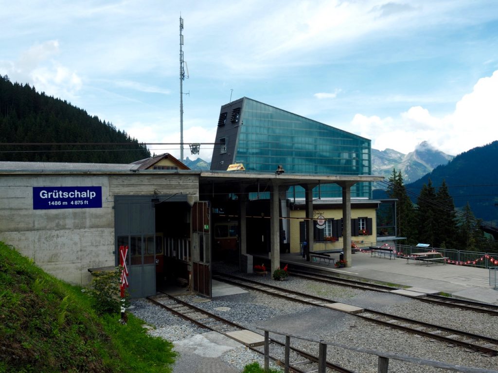 グリュッチアルプは、ロープウェイでラウターブルンネンと、登山電車でミューレンと接続している