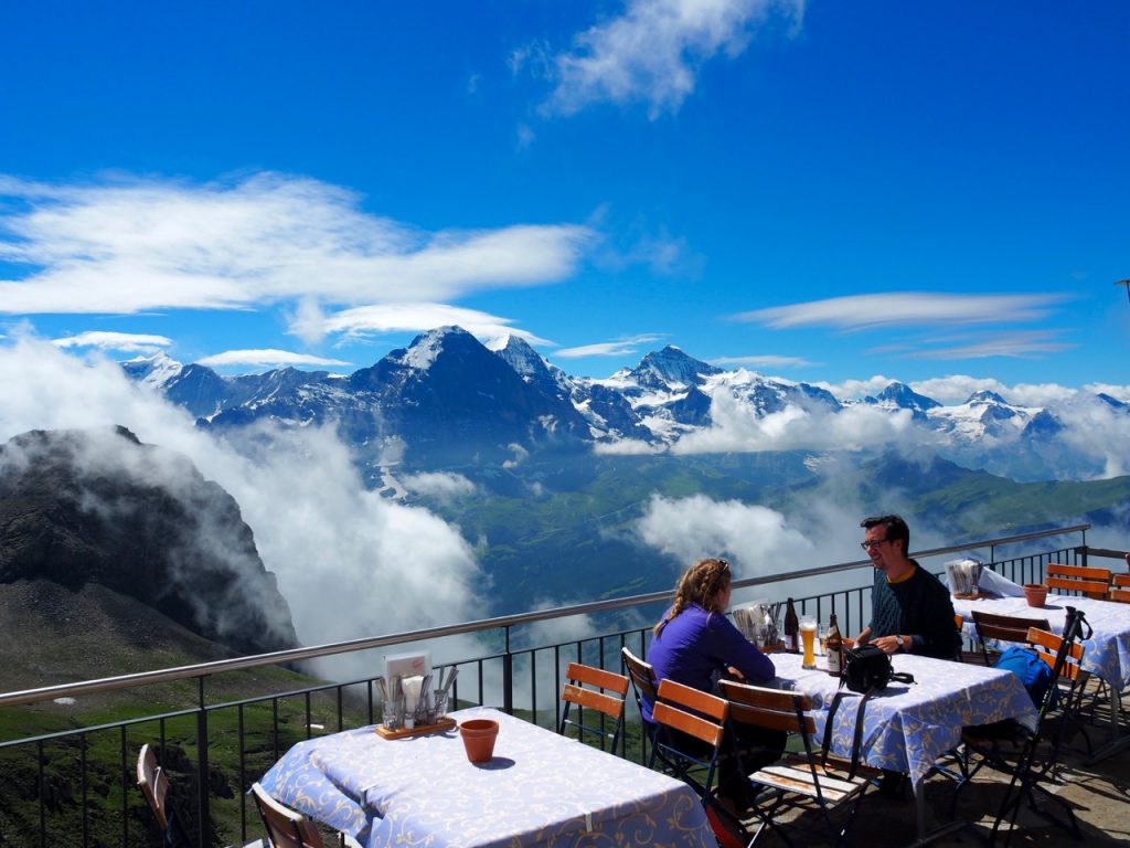ファウルホルン山頂の小屋に併設されているレストラン。僕らは利用しませんでしたが、絶景ですね！
