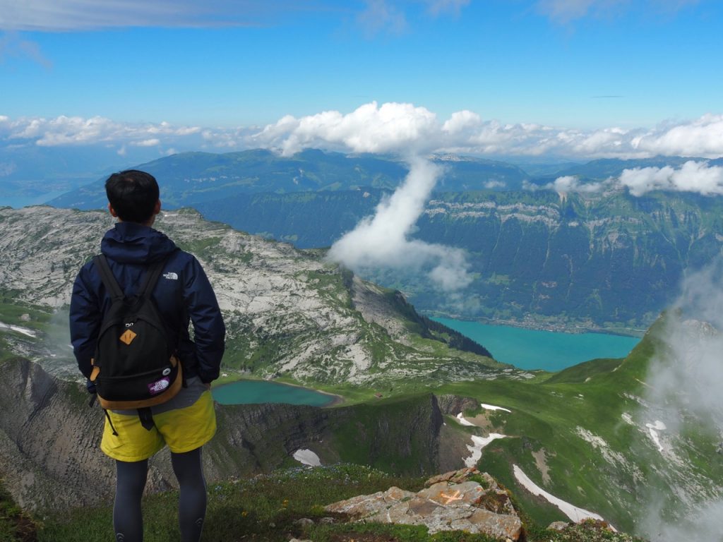 ファウルホルン山頂からは、アイガーとは反対方面の景色ものぞむことができる。下に見えるのはブリエンツ湖