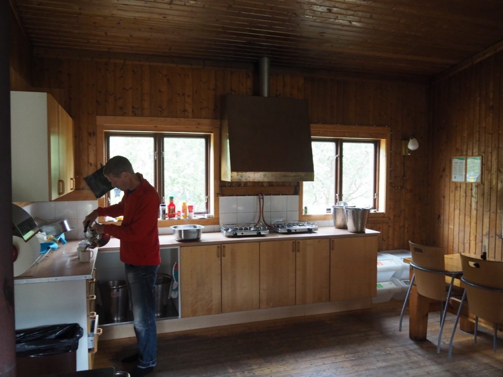 アビスコヤーレ小屋のキッチン。ガスコンロが設置されています