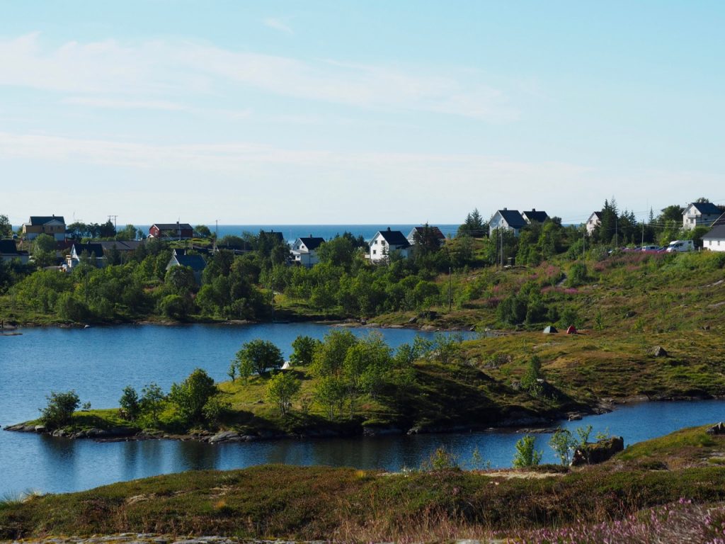 登山口はSørvågvatnetという大きな湖の側を入っていく。振り返るとこのような景色