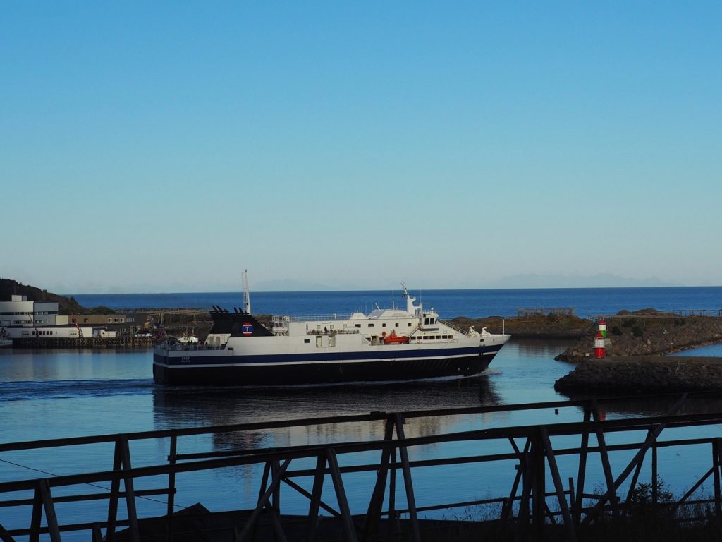 モスケネスの港から出航するフェリー。僕らが乗車した日ではなく、ムンケンからのトレッキングの帰り道で撮影したものです