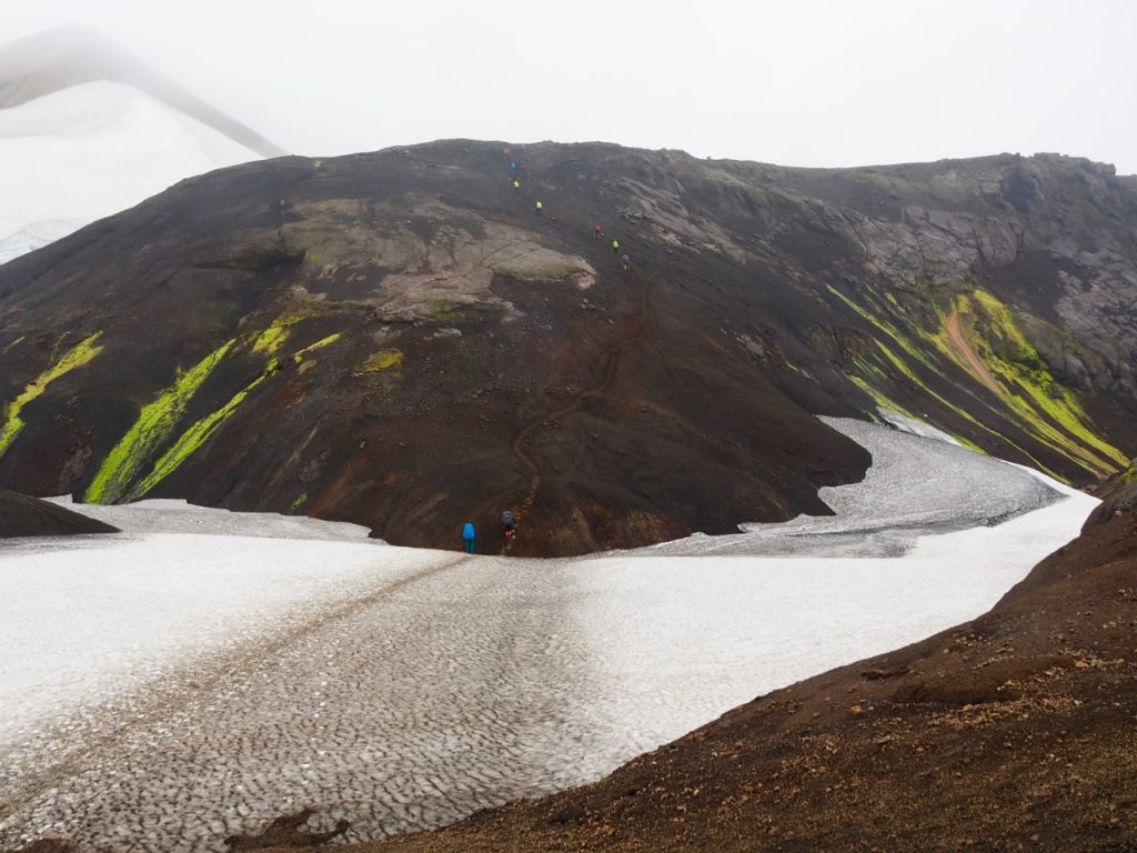 雪渓を歩き、火山地質の山肌を進む。地味なアップダウンを黙々と乗り越えていく