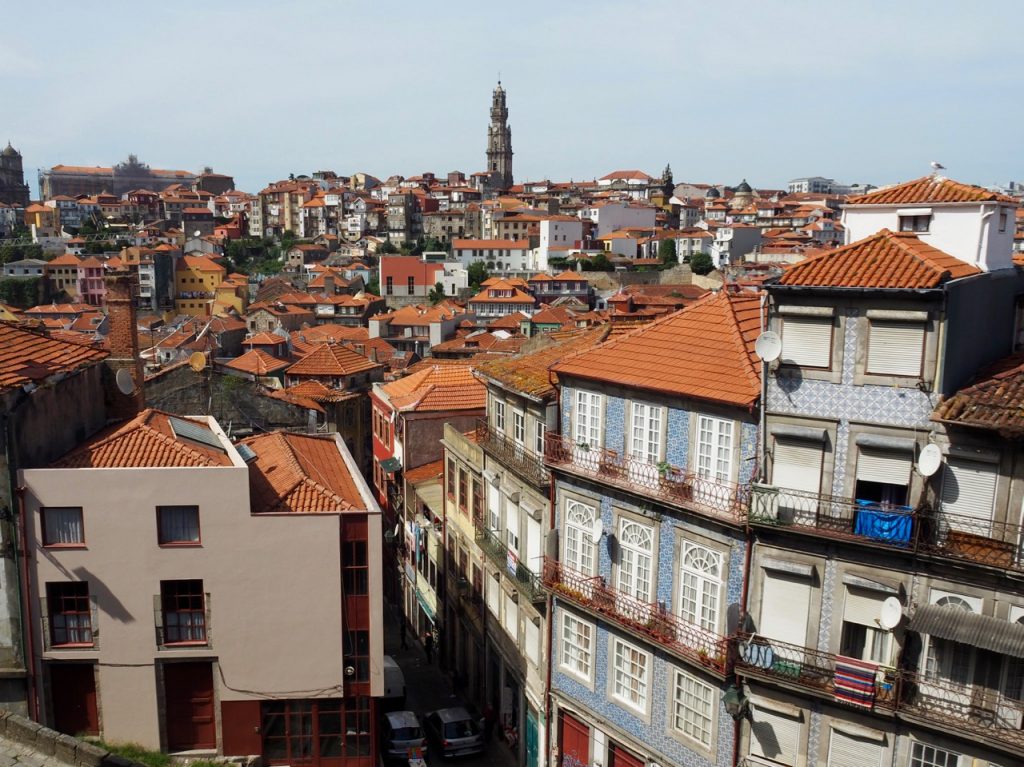 アズレージョと呼ばれるタイルで彩られた街。ポルトの旧市街は世界遺産でもある