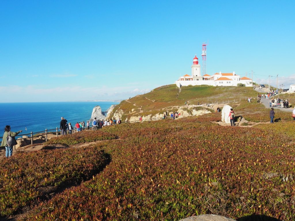 ロカ岬はたくさんの観光客で賑わう人気の観光スポット