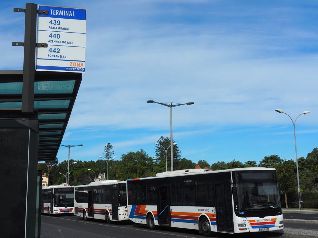 ポルテラ・デ・シントラ駅のバスターミナル。アゼーニャス・ド・マールへは440番のバスに乗車します