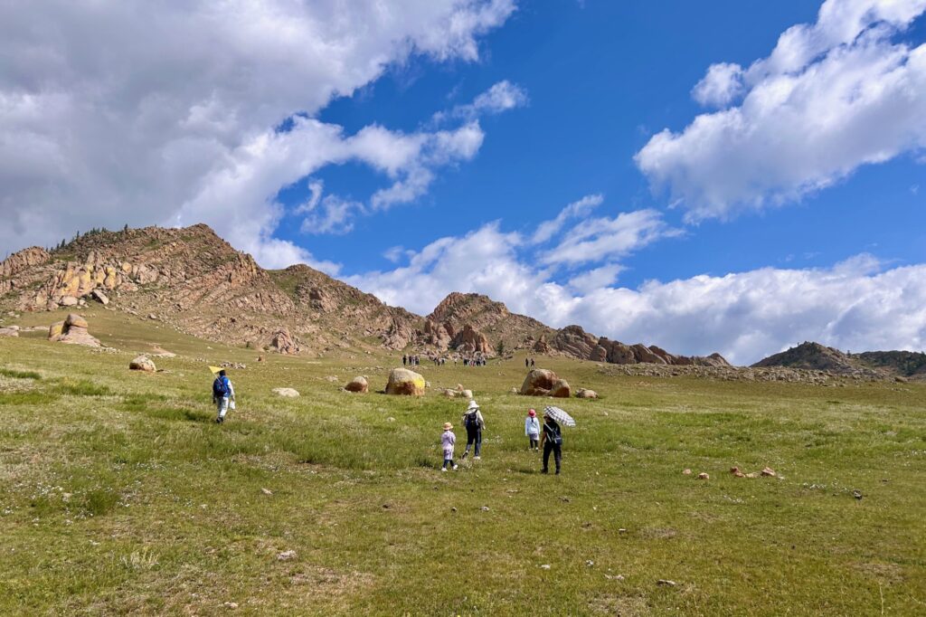 モンゴルオルレ第2コース、草原と岩山の景色