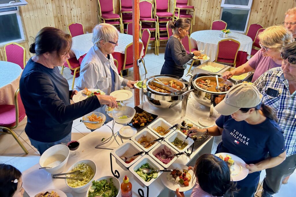 ツーリストキャンプの夕食、ビュッフェスタイル