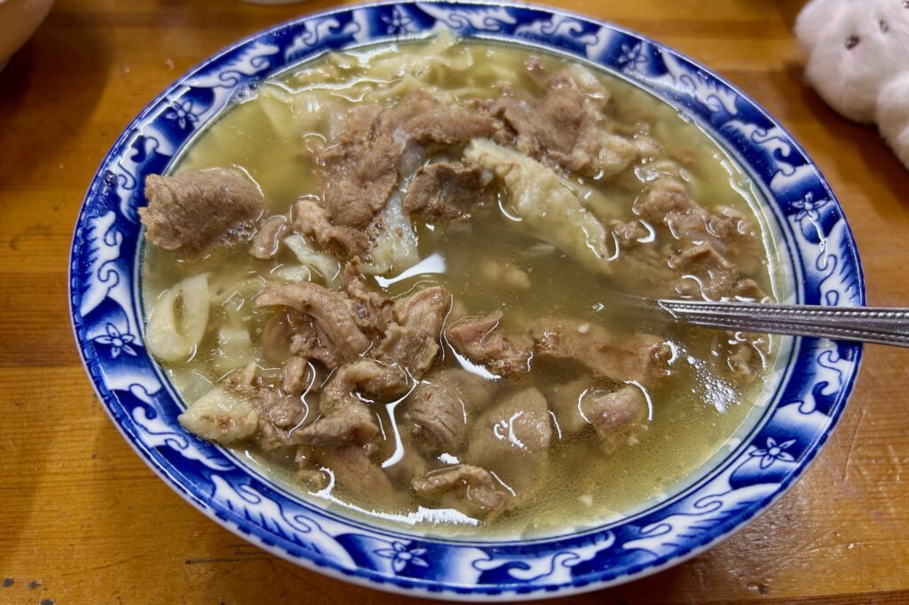 モンゴルの羊肉の汁うどん