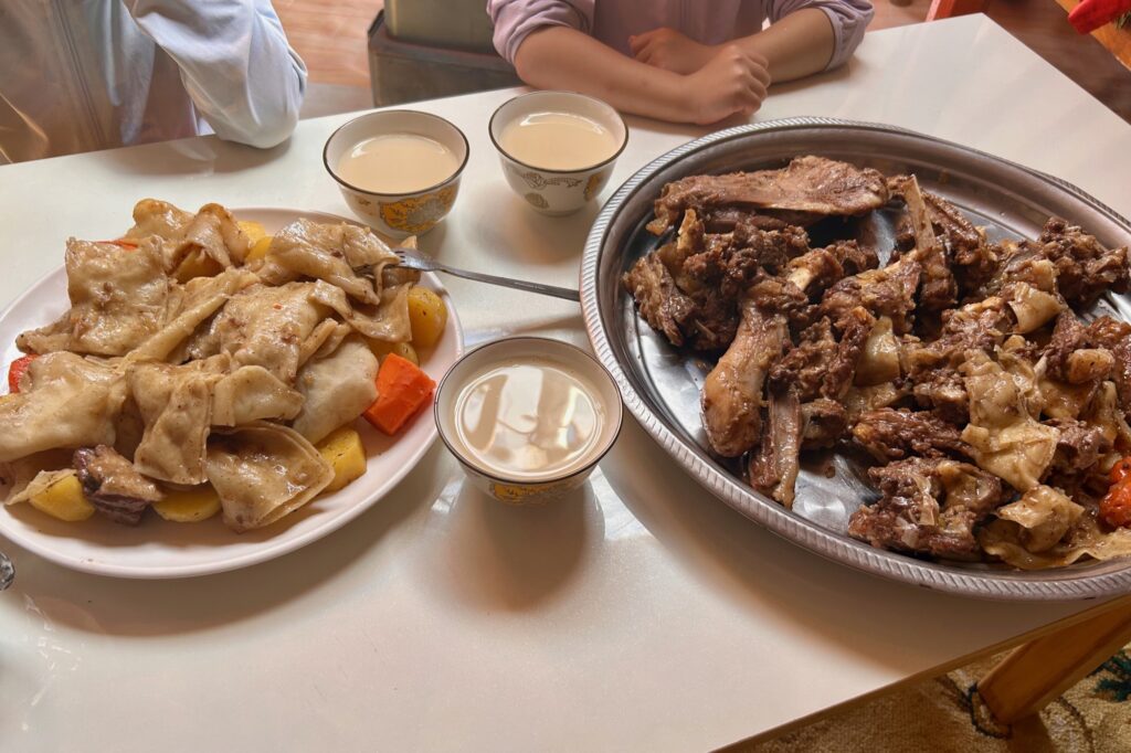 遊牧民ゲルでの食事