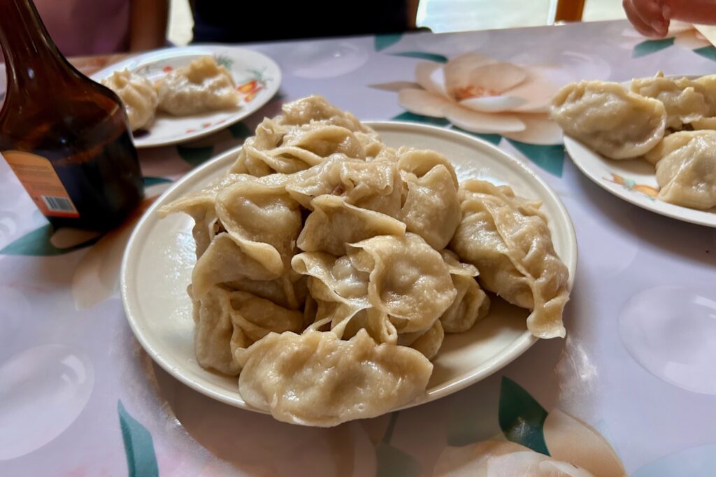 遊牧民ゲルでの食事、蒸しあがった餃子